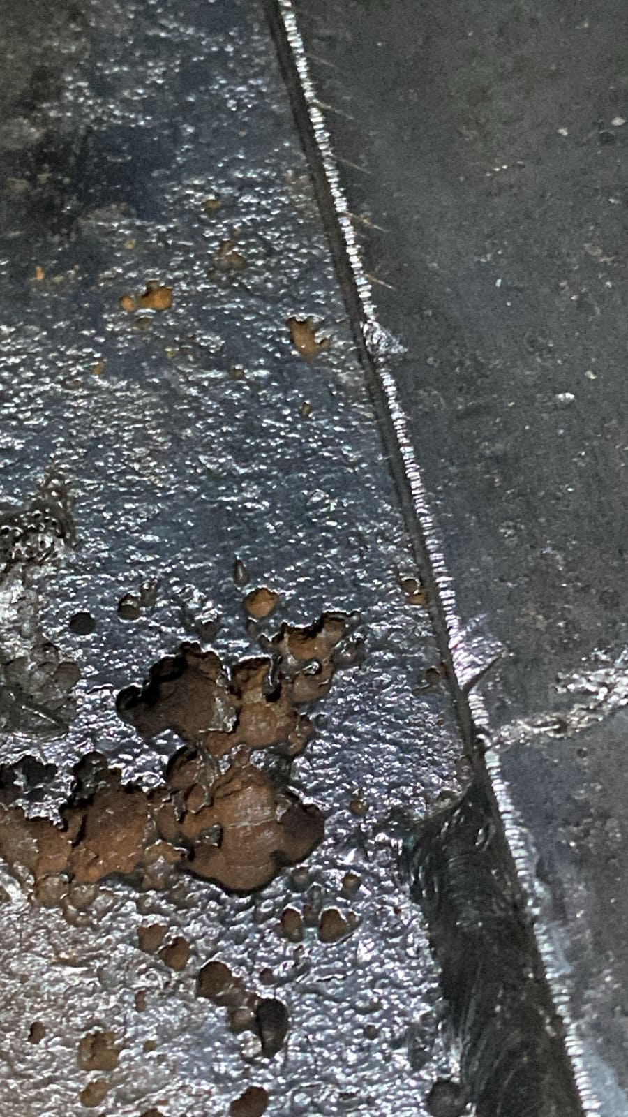 Corrosión por picadura detectada en activo metálico