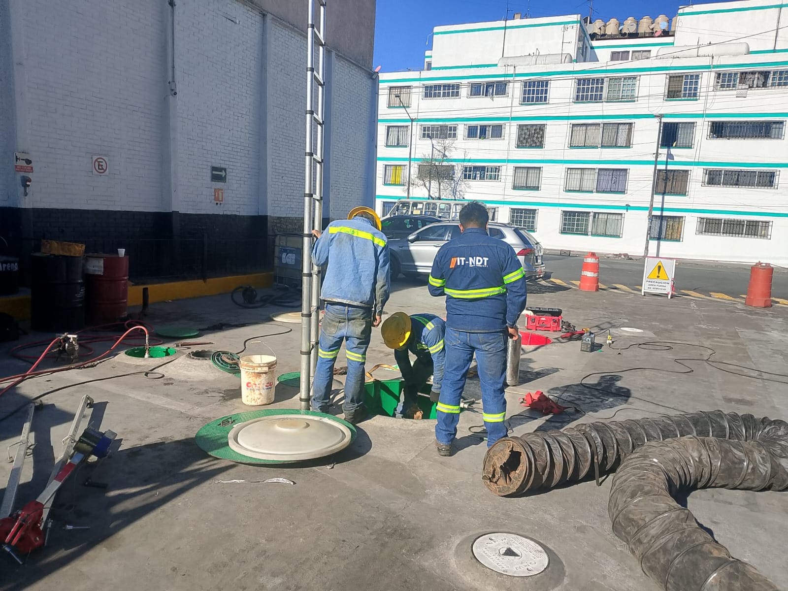 Equipo IT-NDT en inspección de estación de servicio
